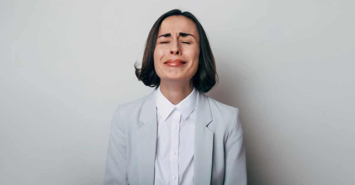 Psychologia płaczu w codziennym życiu. Czy drobna awaria samochodu, konflikt w pracy albo zepsuty plan na wieczór mogą doprowadzić dorosłą osobę do łez?