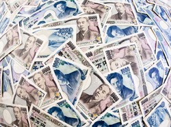 Wydali rekordową sumę, by ratować walutę