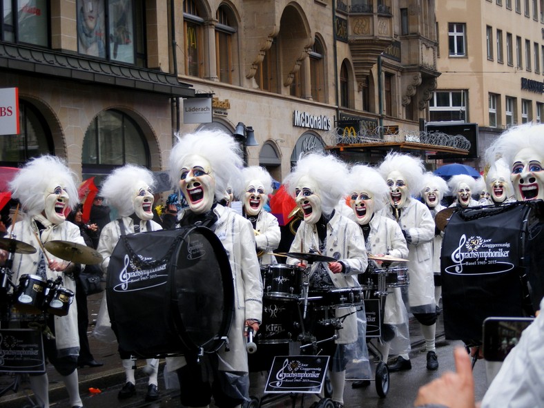 Cortege - popołudniowa parada przebierańców w pierwszym dniu karnawału w Bazylei w lutym 2015 roku