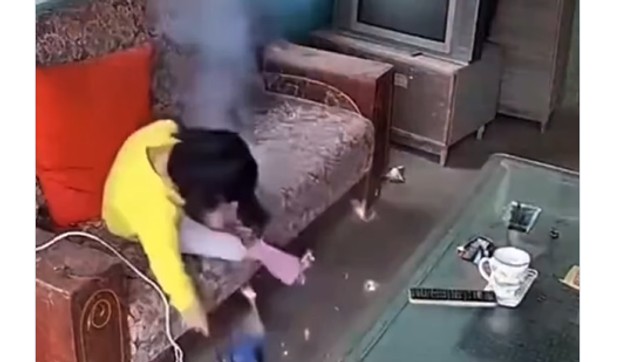 Telefon eksplodirao u rukama devojčice