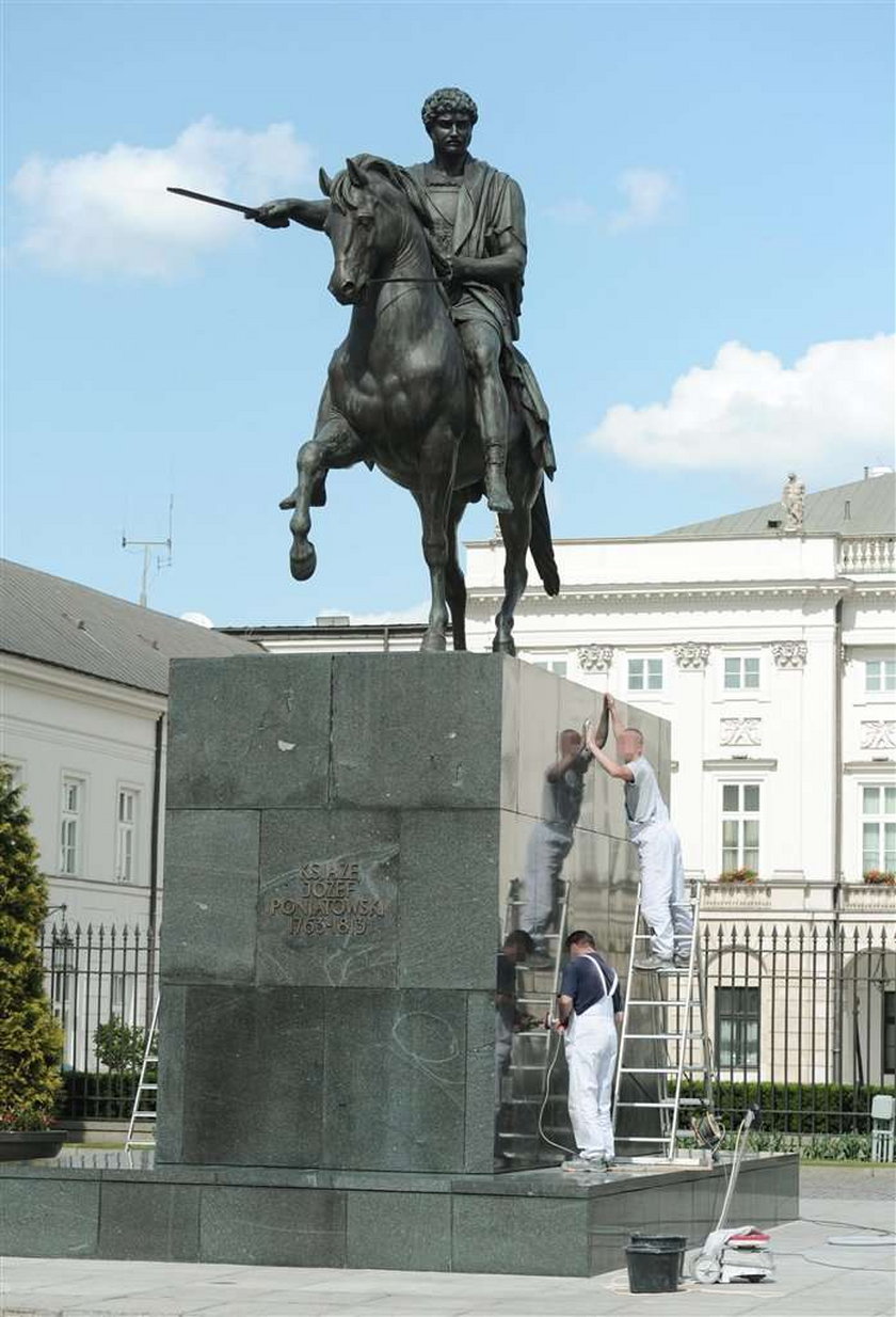 Czyszczenie pomnika przed wizytą Obamy