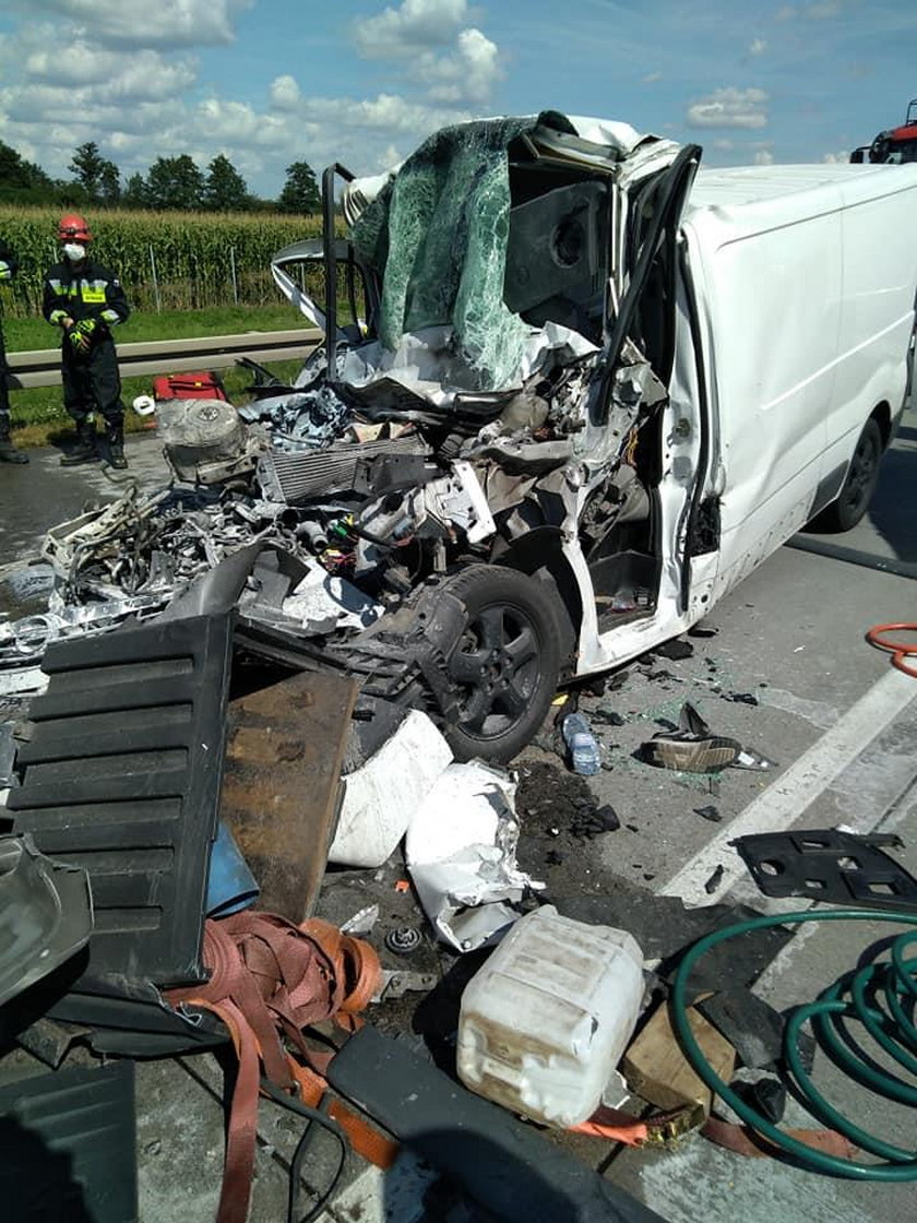 Wypadek na A4. Bus zderzył się z ciężarówką