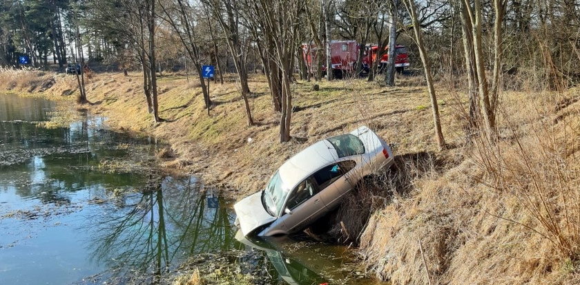 Wjechał autem do rzeki. Nie umiał powiedzieć czy był sam