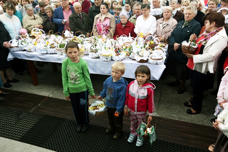 Poświęcenie pokarmów przed kościołem w Jasienicy