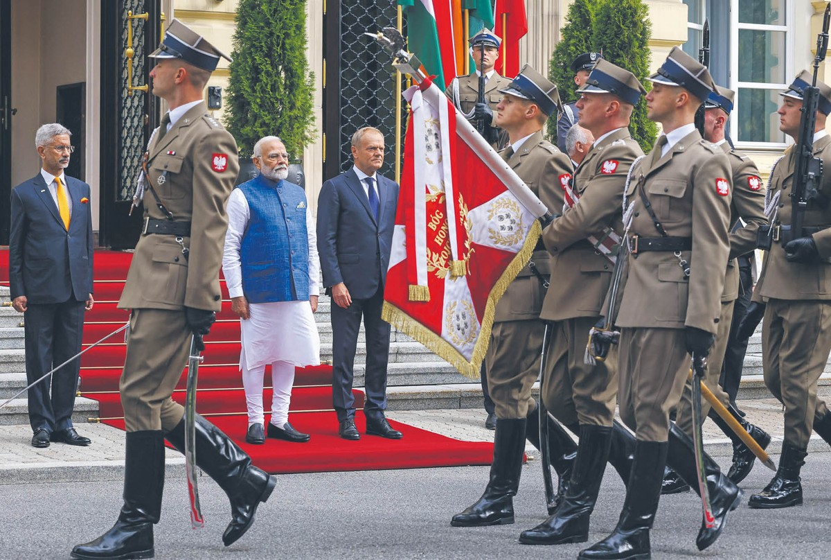Premier Donald Tusk, przywódca Indii Narendra Modi i minister spraw zagranicznych Indii Subrahmanyam Jaishankar podczas powitania w Warszawie, 22 sierpnia 2024 r.