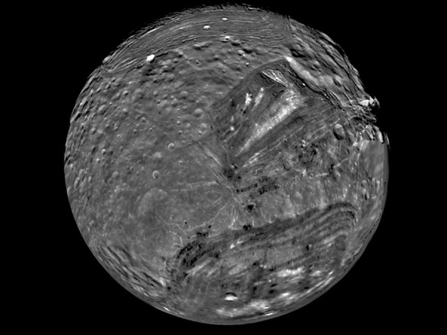 Gambar Voyager Miranda, bulan Uranus, telah mengungkapkan masa lalu geologisnya yang kompleks