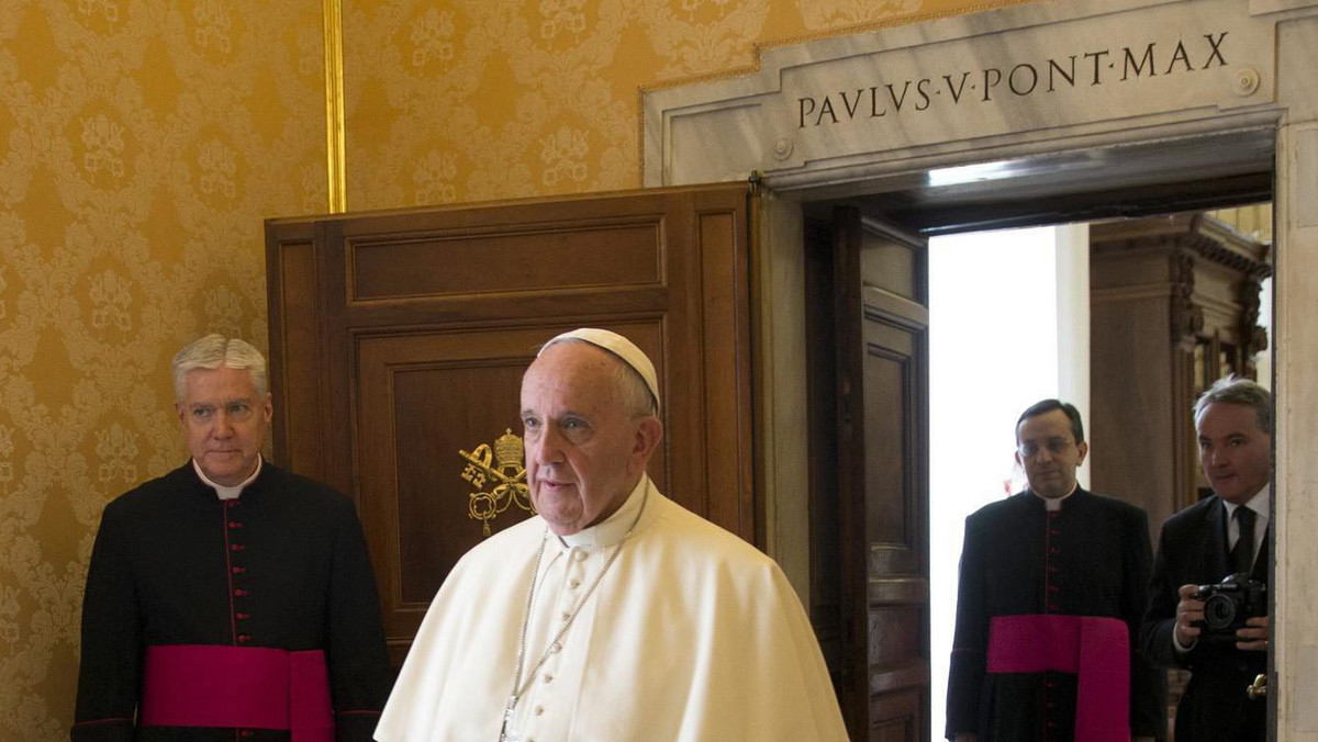 Podczas dzisiejszego spotkania z prezydentem Ukrainy Petrem Poroszenką papież Franciszek powiedział, że jego pragnieniem jest pokój w tym kraju. Poroszenko ze swej strony ogłosił po audiencji, że papież przyjął zaproszenie na Ukrainę.