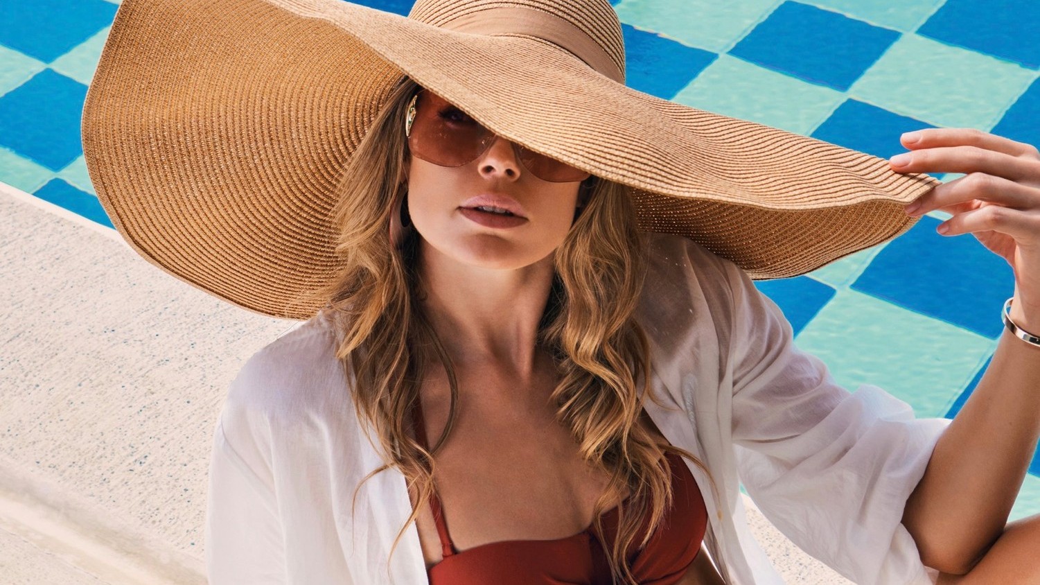 Je pre vlasy dobré nosiť klobúky? Čo hovorí kaderníčka? foto: Doutzen Kroes, ©202: Hunkemšller, The Grosby Group