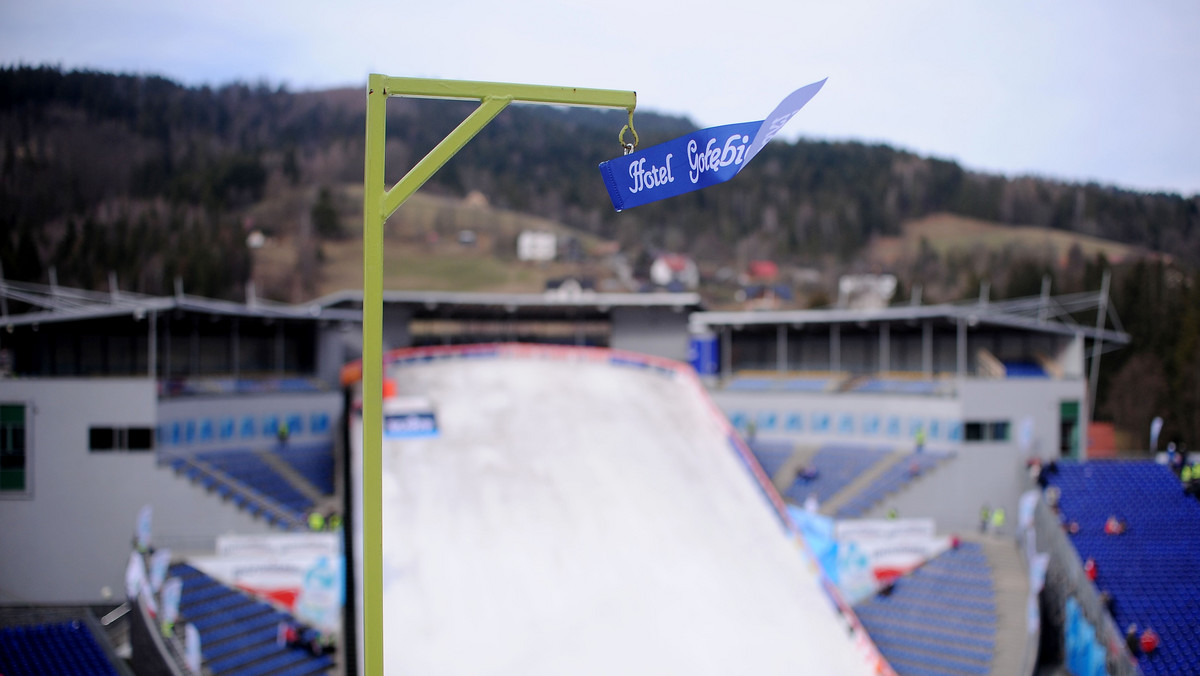 Na piątek (13 stycznia) zaplanowano w Wiśle kwalifikacje (godz. 18) do sobotniego konkursu Pucharu Świata w skokach narciarskich. Aura nie jest jednak zbyt łaskawa.