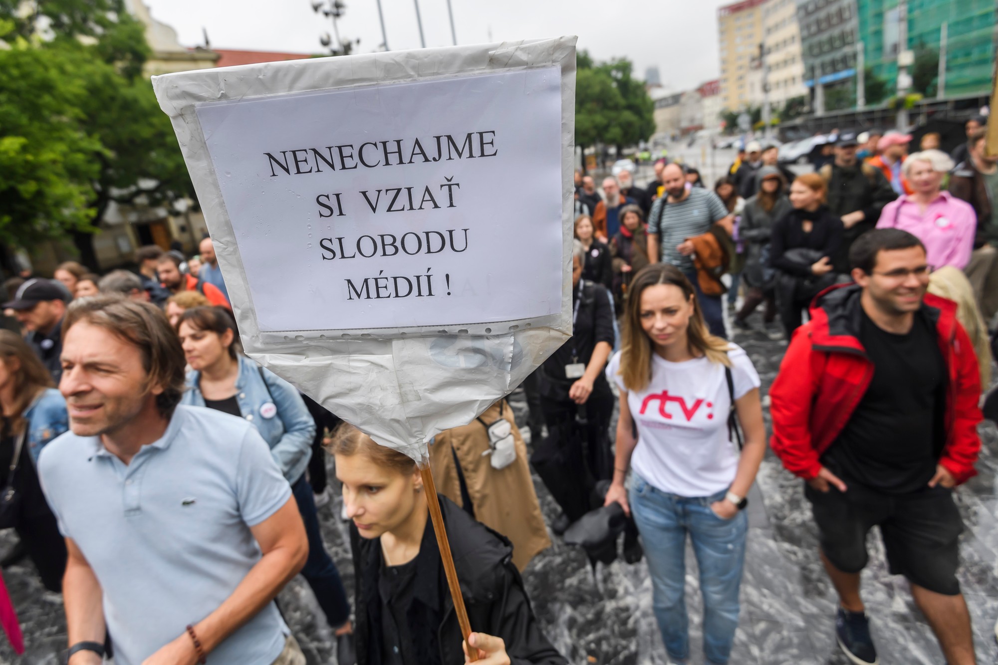 Prvý výstražný štrajk zamestnancov a spolupracovníkov RTVS v Bratislave 10. júna 2024.