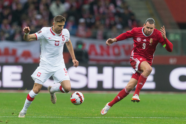 Polak Jan Bednarek (L) i Węgier Adam Szalai (P) podczas meczu grupy I eliminacji mistrzostw świata w Katarze w 2022 roku