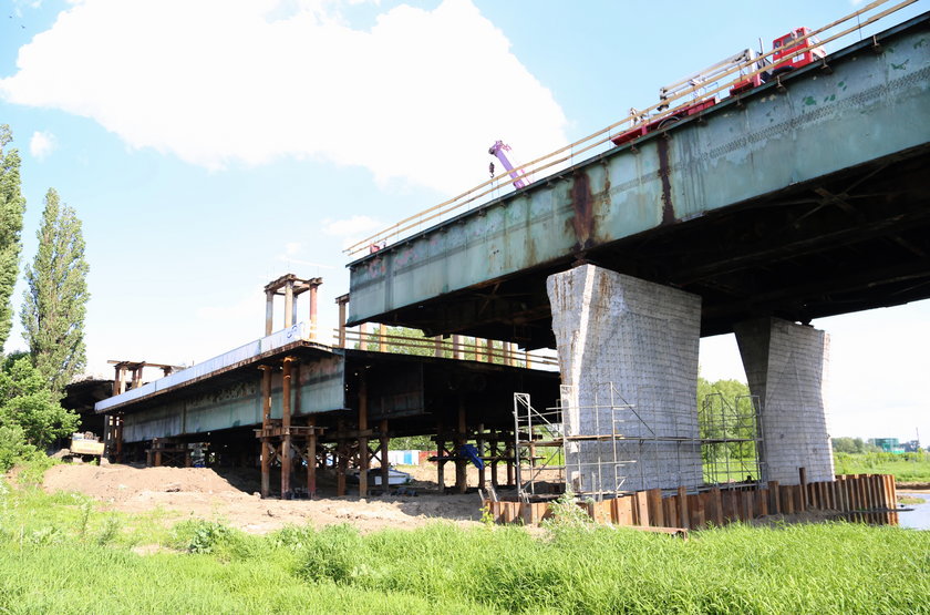 Drogowcy obniżyli most po stronie praskiej