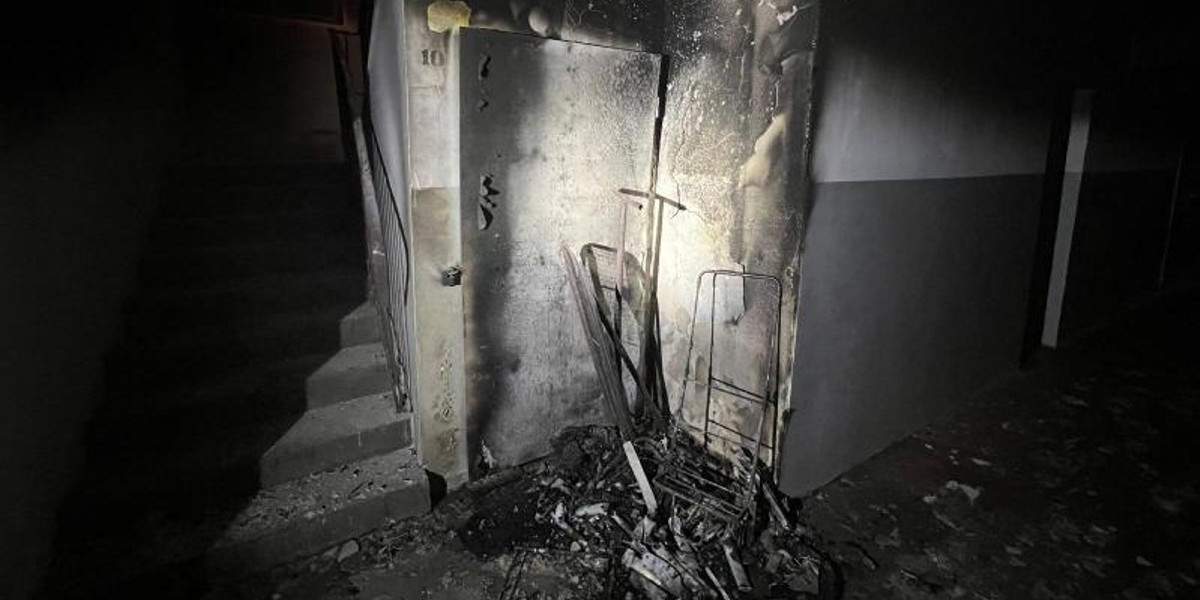 Pożar w bloku w Lubinie. Policjanci uratowali z mieszkania matkę z dziećmi. Ogień sięgał sufitu.