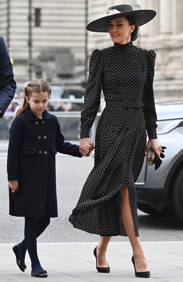 Kate Middleton y el príncipe William con niños en la Abadía de Westminster