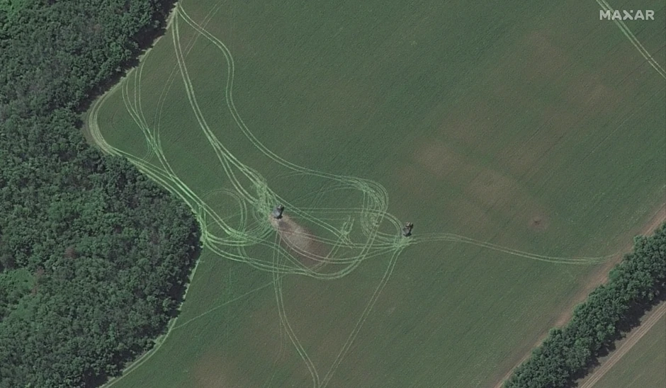 Višecevni raketni lanseri okrenuti ka Severodonjecku na oko 11 kilometara severoistočno od grada na satelitskoj slici od 6. juna