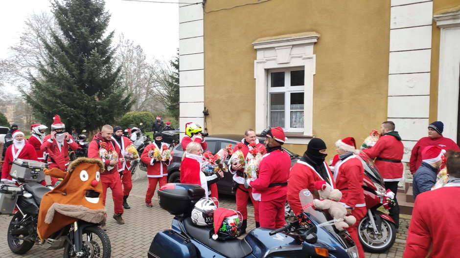 40 Mikołajów na motorach odwiedziło dzieci w Zameczku w Rudołtowicach - 03.12.2022 - autor: Zameczek Rudołtowice