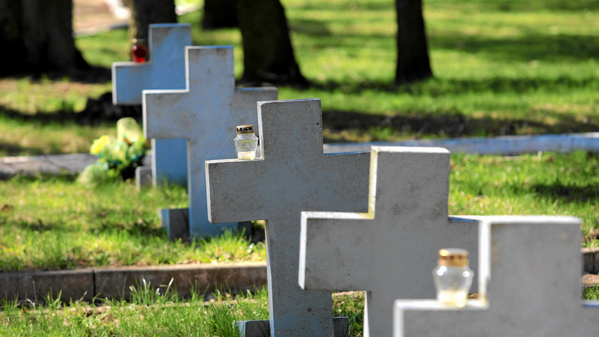 W internecie można odnaleźć blisko dwa miliony z ponad 10 mln grobów w Polsce, informuje "Gazeta Wyborcza".