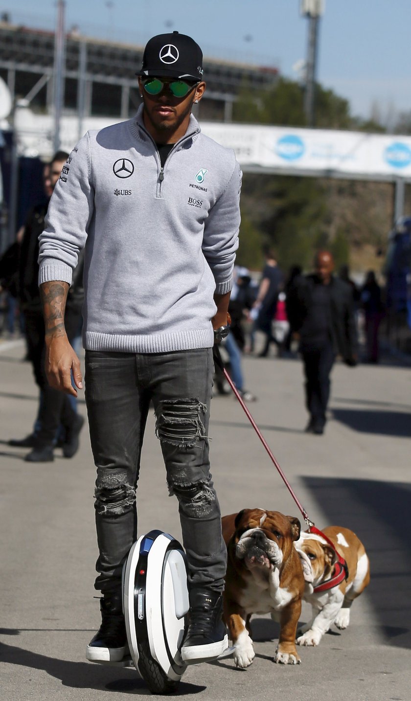 Lewis Hamilton na dziwnym spacerze z psami na katalońskim torze