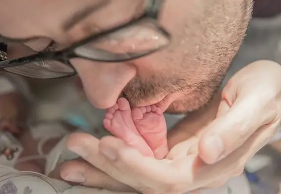 Wideo, które łamie serce: ojciec odchodzącemu noworodkowi śpiewa wzruszającą piosenkę