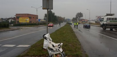 Kierowca potrącił rodzinę na przejściu! Nie żyje ojciec!