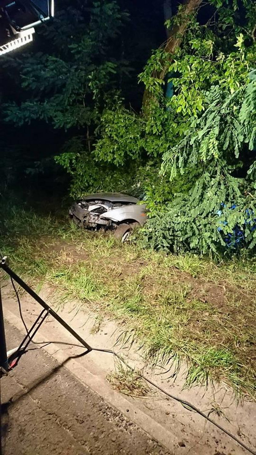 Młodzi ludzie wracali z imprezy w Bogdańcu. Auto uderzyło w drzewo