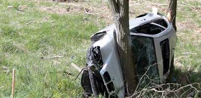 Pędzili bmw do dzieci. Rozbili się na drzewie