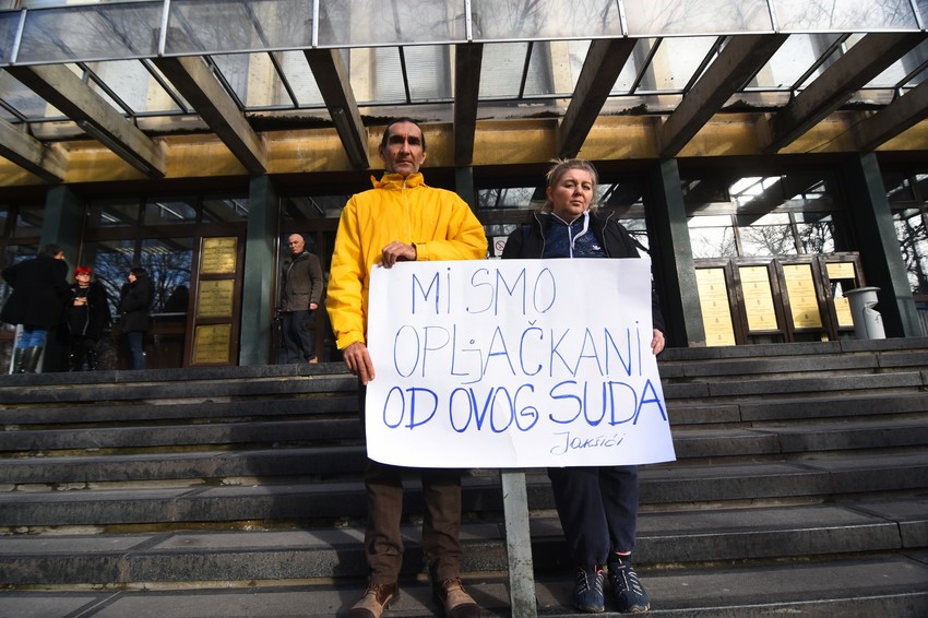 Protest porodice Jakšić ispred suda