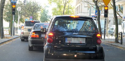 Strasburger nie umie jeździć? Takie małe auto, a staje na środku!