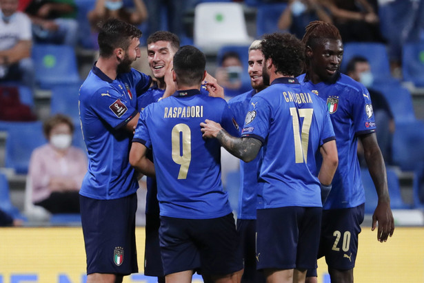 Radość piłkarzy reprezentacji Włoch po golu Giovanniego Di Lorenzo przeciwko Litwie