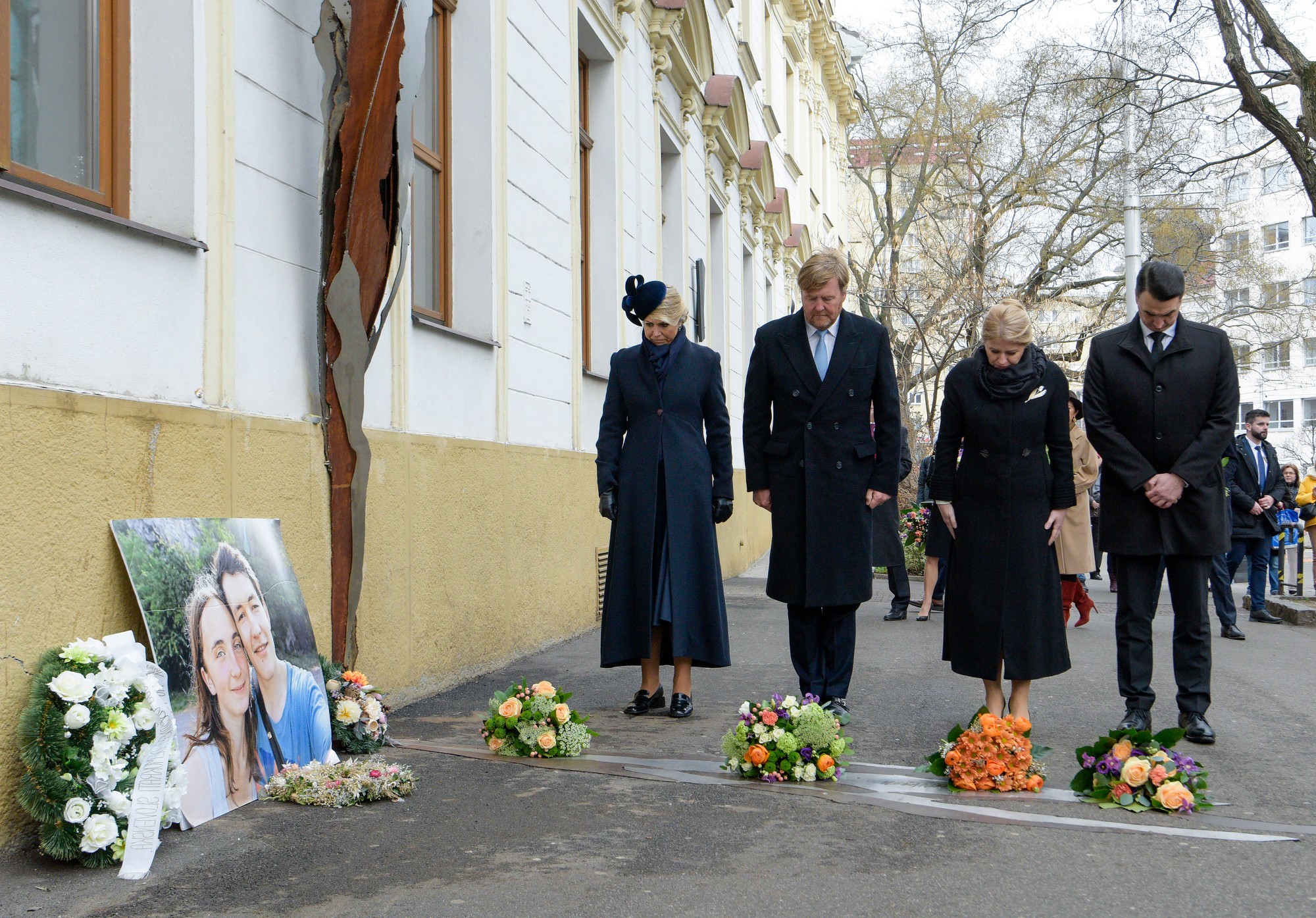 Holandská kráľovná Maxima, holandský kráľ Viliam Alexander, prezidentka SR Zuzana Čaputová a jej partner Juraj Rizman pri pamätníku Jána Kuciaka a Martiny Kušnírovej.