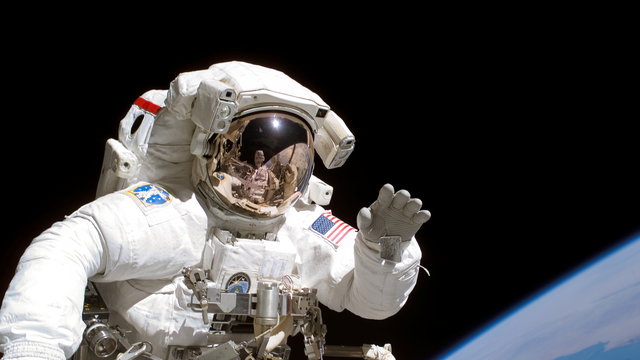 Leeső körmök és pihe-puha lábak: igencsak furcsa tüneteket tapasztalnak az űrhajósok
