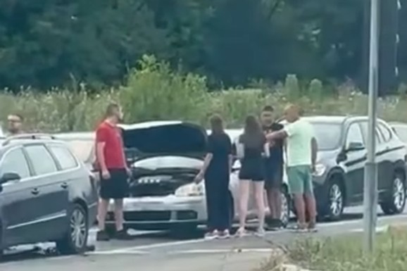 (VIDEO) AUTOMOBILI SMRSKANI, ZAKUCALI SE JEDNI U DRUGE! Lančani sudar u Zemun polju: Stvaraju se veliki zastoji