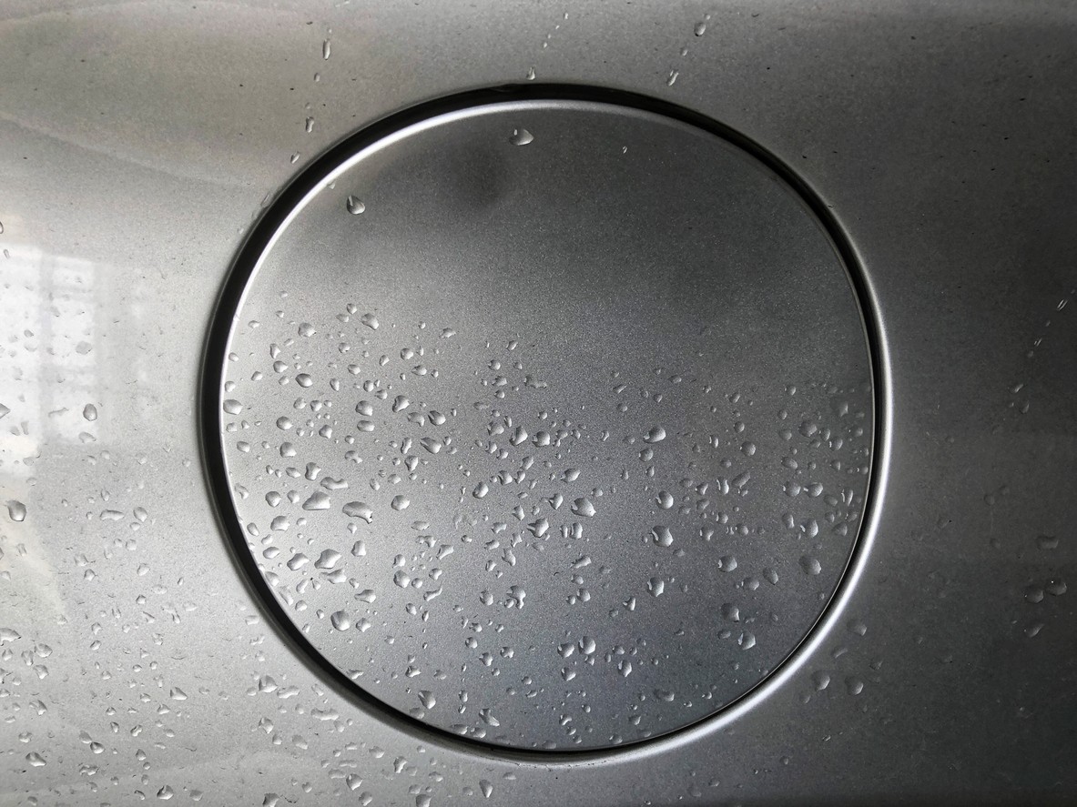 Kondenzácia vody v poloprázdnej nádrži vedie k nebezpečnej korózii vstrekovacieho systému v SR. Pravidelné tankovanie do plna v zime chráni motor pred drahými opravami palivovej sústavy. 