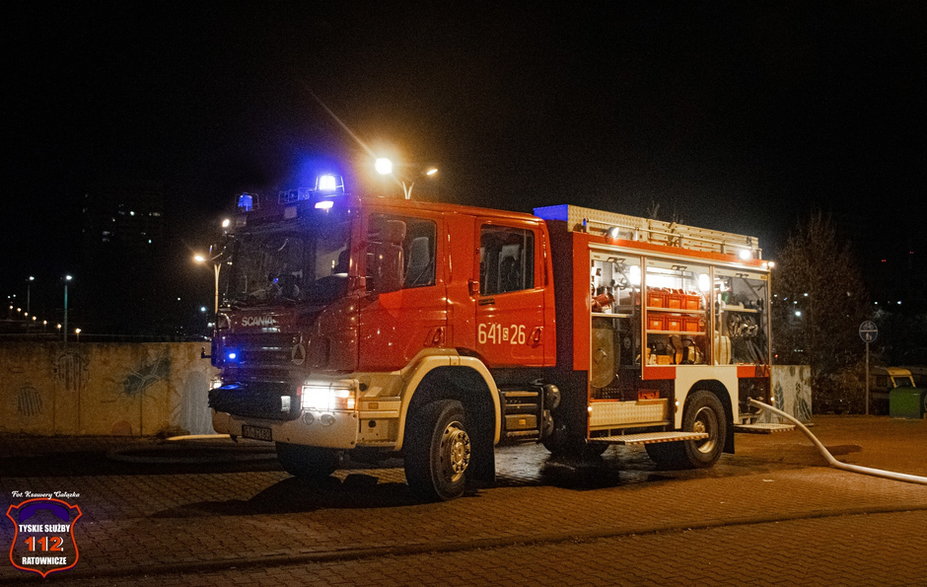 Pożar naczepy samochodu ciężarowego przy al. Piłsudskiego - 1.01.2023 - autor: 112tychy.pl