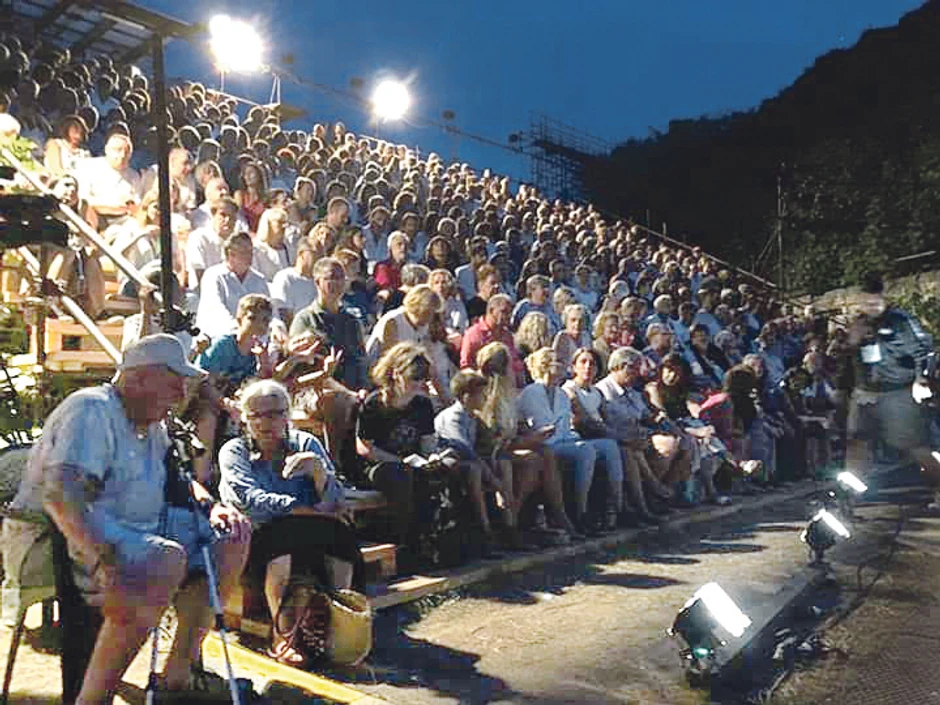 Činilo se da aplauz i uzvici "bravo" prepunog gledališta sežu i do te večeri nestvarno čarobnog, zvezdanog neba