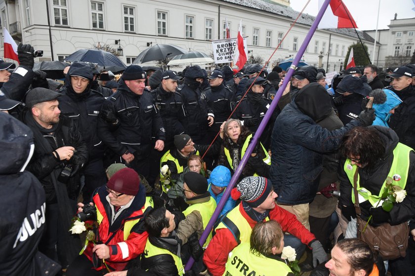 Zamieszanie w rocznicę Smoleńska. Protestują przeciwko ekshumacjom