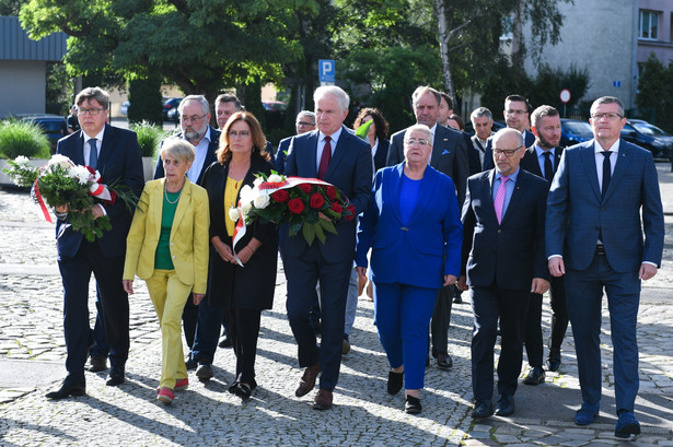 Parlamentarzyści Koalicji Obywatelskiej podczas uroczystości złożenia kwiatów pod Pomnikiem Poległych Stoczniowców w Gdańsku