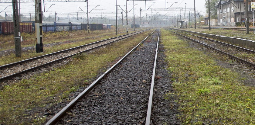 Rzucił butelką w pociąg. Trafił w dziecko!