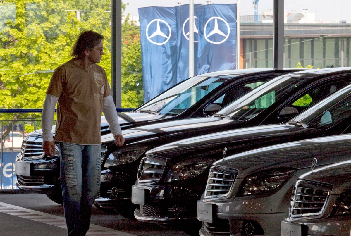 Salon pełen mercedesów we Frankfurcie