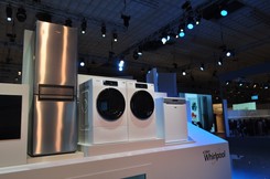 Maszynka do golenia podłączana do smartfona i pralka 'rozmawiająca' z suszarką. Cyfrowy dom z targów IFA. ZDJĘCIA