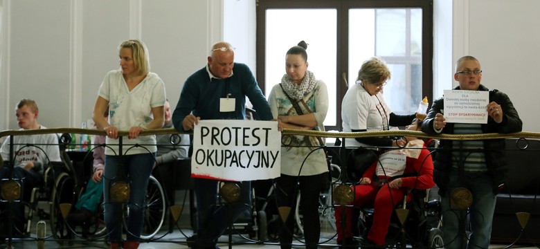 Protest okupacyjny w Sejmie. Rodzice walczą o zasiłki
