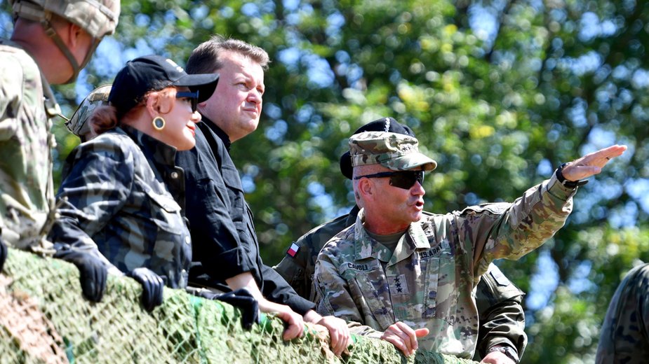 Minister obrony narodowej Mariusz Błaszczak, ambasador Stanów Zjednoczonych w Polsce Georgette Mosbacher i dowódca wojsk lądowych US Army w Europie gen. Christopher G. Cavoli