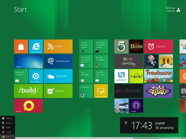 Windows8 - Tylko cztery pozycje w menu. Po najechaniu na ikonkę Windows pojawia się też zegar. W prawym górnym rogu widać "naszą" ikonkę m.in. do wylogowania.