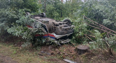 Karetka dachowała. W środku pacjent i ratownicy. Strażacy zastali straszny widok