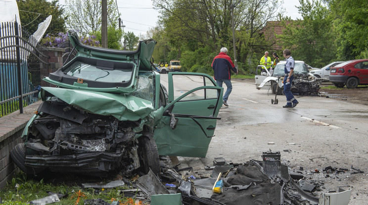 A zöld Skoda szabályosan haladt, a BMW viszont gyorsabban mehetett. Kisodródott egy kanyarban, majd a szemből érkező Skodába csapódott /Fotó: MTI - Cseke Attila