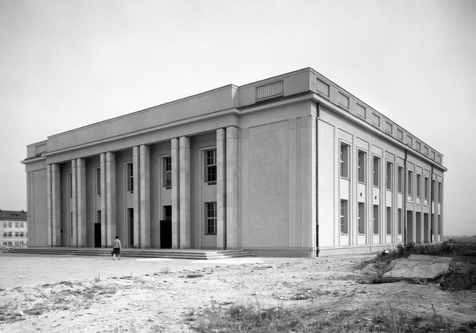 Kino Światowid przy alei Igołomskiej (obecnie aleja Jana Pawła II, osiedle Centrum E 1) w Nowej Hucie, Kraków. Realizacja 1955–1957. Architekt: Andrzej Uniejewski.