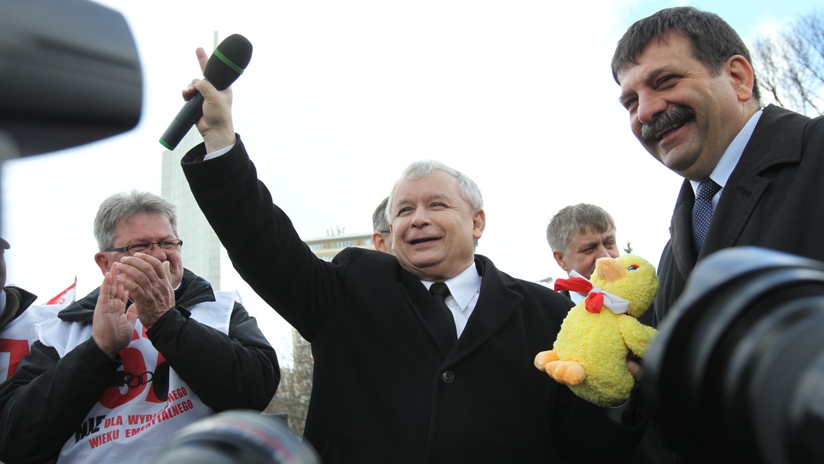 Prezes PiS Jarosław Kaczyński ostro skrytykował plany MEN, które chce zmniejszyć ilości godzin historii. - Tego rodzaju przedsięwzięcia, jak to które odnosi się do edukacji mają postkolonialny charakter. Czynią ludzi w istocie głupszymi. Dlatego nasze poparcie dla tych, którzy walczą jest całkowite - zadeklarował lider PiS.