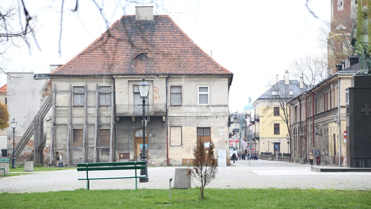 W Radomiu brakuje lekarzy, informatyków, spawaczy, budowlańców. Żalą się pracodawcy, ubolewają urzędnicy. Najbardziej jednak cierpią dzieci, które z przyczyn ekonomicznych wychowują się bez rodziców.