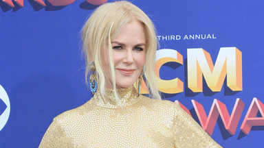 Bladziutka Nicole Kidman w jasnej sukni i z nieruchomą twarzą na gali. Nie wygląda dobrze...