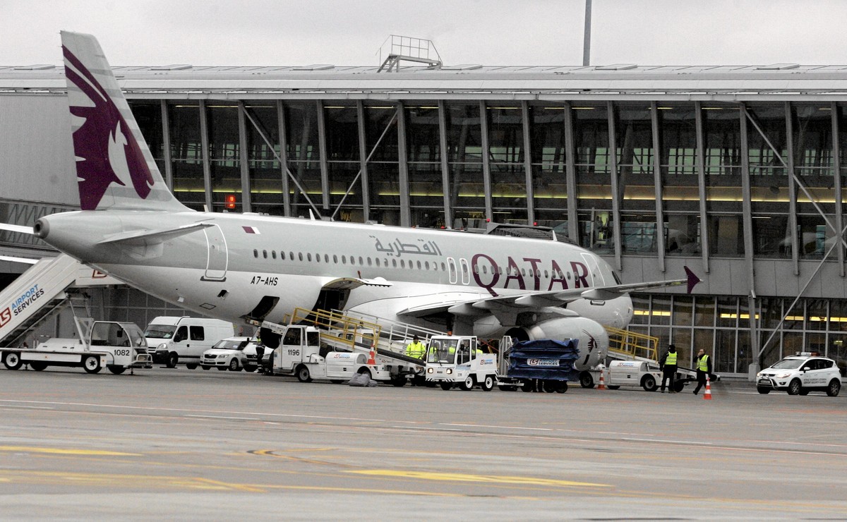 Samolot Qatar Airways na lotnisku w Warszawie